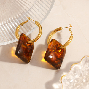 Pendientes de Aro Geométricos de Resina con Etiqueta Cuadrada Hueca, Chapados en Oro de 18k, Acero Inoxidable, para Uso Diario - Product Image 3