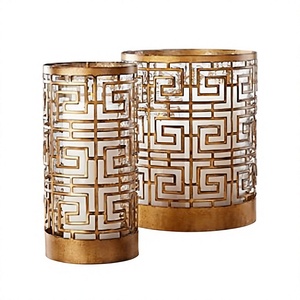 Collection exclusive de bougeoirs en métal avec des designs modernes, des finitions antiques et des accessoires décoratifs élégants - Product Image 1