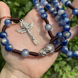 Rosario fatto a mano <span class=keywords><strong>in</strong></span> <span class=keywords><strong>corda</strong></span> blu personalizzato 10mm acrilico blu perline vergine maria gesù treccia <span class=keywords><strong>rosari</strong></span> cattolici - Product Image 4