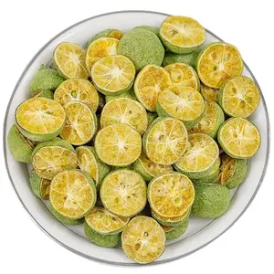Kumquat di colore ciano liofilizzato tagliato a metà tè alla frutta materie prime ricche di vitamina C mandarino verde agrumi lime verde