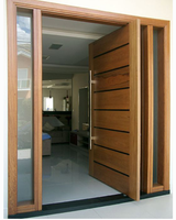 Puerta de Entrada Pivotante Moderna con Acabado de Madera Horizontal, Panel Lateral de Vidrio Esmerilado con Rejilla
