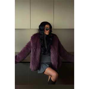 Abrigo de Piel Rufina Rojo Cereza con Decoración de Botones Vintage, Estilo Entallado de Un Solo Pecho, Relleno de Lana de Camello y Material de Seda - Product Image 3