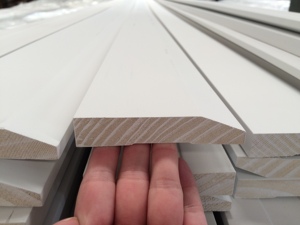 Moldura de Pino con Unión Dentada Imprimada en Blanco, Moldura de Zócalo Semi-Aplana - Product Image 5