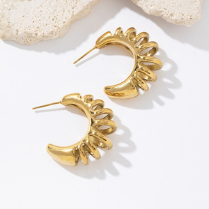 Pendientes Geométricos Huecos Inusuales en Forma de C de Acero Inoxidable con Textura de Oro de 18k para Prevenir Alergias - Product Image 5