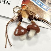 Breloque de sac mignonne en feutre en forme de champignon avec cordon à perles étoiles, style Ins, porte-clés en corde tressée fait main, pendentif de sac à dos, vente en gros personnalisée
