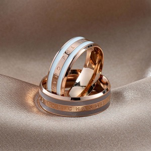 Cincin Kaca Pasangan Minimalis Chic Gaya Lebar Eropa Amerika Berlapis Emas Rose 18K dengan Model Teks Alfanumerik - Product Image 2