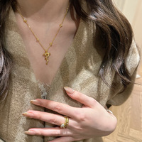 Collier vintage pour femme plaqué or ancien, bijoux raffinés avec pendentif sceptre décoré de serpents irisés et diamants sertis en croix