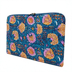 Sac de voyage pour ordinateur portable en coton matelassé imprimé, fabriqué à la main par FloraWeave, avec fermeture éclair et bandoulière - Product Image 3