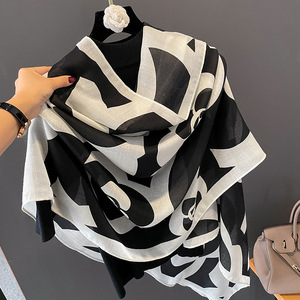 Sciarpe di Lusso per <span class=keywords><strong>Donna</strong></span> in Viscosa e Cotone Stampato, Foulard <span class=keywords><strong>Nero</strong></span> e Bianco con Motivi Floreali - Product Image 1
