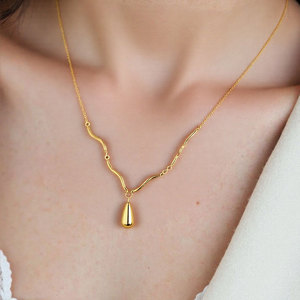 สร้อยคอแฟชั่นสำหรับผู้หญิง จี้รูปหยดน้ำโค้งเคลือบทอง 18k ทำจากสแตนเลสสตีล 316L กันน้ำและป้องกันการหมอง - Product Image 3