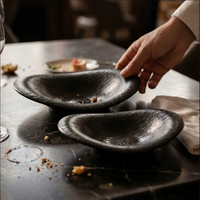 Assiettes de table en céramique irrégulières, texture rocheuse, noir mat, écologiques, personnalisables avec logo, sans BPA, qualité alimentaire, pour la restauration fine