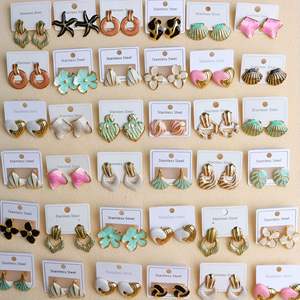 Boucles d'oreilles clous en acier inoxydable plaqué or tendance, design nœud papillon, fleur, cœur, hypoallergéniques, émaillées, cadeau, fête, vente en gros - Product Image 2