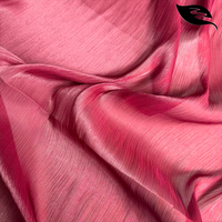 Éclat du coucher de soleil rubis : Organza luxueux à l'éclat métallique avec texture ondulée pour abayas de haute couture
