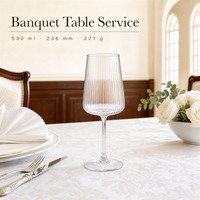 Verre à vin rouge cannelé 530ml 221g, bol texturé côtelé, pied long, transparent, ODM OEM pour dégustation de vin, dîner, menu, événement, lieu de réception
