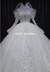 Abito da Sposa da Principessa a Stile Ball Gown con Maniche Lunghe e Scintillanti Strass di Cristallo con Scollo Alto Trasparente e Design con Spalle Scoperte - Product Image 3