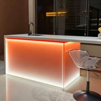 Îlot de cuisine rétroéclairé par LED, comptoir de bar en surface solide avec évier, table longue en acrylique multifonctionnelle pour villa et bar
