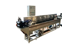 Réservoir de refroidissement pour ligne de production par extrusion, destiné au refroidissement des profilés en caoutchouc et en plastique