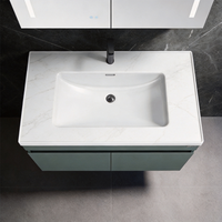 Meuble de salle de bain suspendu avec vasque intégrée en céramique blanche et miroir à bande LED verticale
