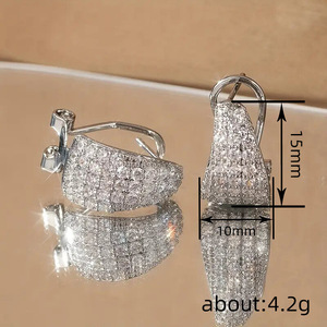 Orecchino a polsino triangolare color argento da donna, stile pavé scintillante, gioiello alla moda - Product Image 6