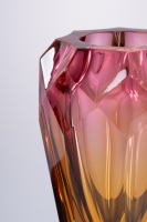 Vase en verre géométrique angulaire avec intérieur cannelé vertical, objet d'art en cristal lourd rose pour l'affichage moderne en bureau ou en salle d'exposition