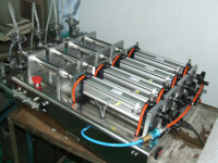 Machine de remplissage semi-automatique à quatre pistons de comptoir (jus, lait, huile, savon, eau) pour emballage en cartons