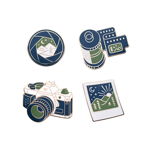 Insignias Personalizadas de Alta Calidad: Pines de Solapa de Esmalte Suave con Forma Irregular en Venta, Pines Metálicos: Recuerdos y Regalos para Fiestas - Product Image 4