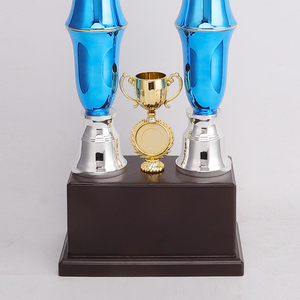 カスタムプラスチック4層2柱ビッグトロフィー木製ベースアワードカップスポーツ大会EZ05 - Product Image 4