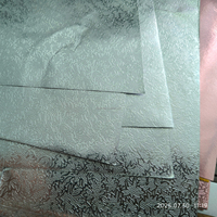 Usine de papier de Guangzhou, papier gaufré en aluminium argenté enduit de PE 80g, recyclable, pour couvercles de gâteaux et emballages cadeaux