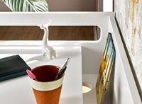 Bureau d'enfant blanc au design élégant, pliable, portable, réglable, extensible, lignes arrondies, surface de travail et compartiment de rangement