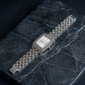 Montre Fitness Tracker pour femmes avec boîtier en argent et bande de fréquence cardiaque pour infirmières (non étanche) - Product Image 1