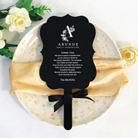 Diseño de tarjeta de menú de boda con forma de troquelado de acrílico negro con palabras y cinta personalizadas