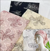 Tissu en crêpe de soie rose bicolore brodé avec accessoire foulard triangulaire et bordure en guipure pour robe