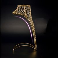 Présentoir de comptoir pour colliers et bijoux en forme de buste de mannequin en fil métallique hexagonal doré, avec épaules creuses