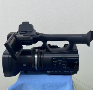 ระบบวิดีโอคอนเฟอเรนซ์ Panasonic AG-AC90AMC เซ็นเซอร์ 3 MOS ขนาด 1/4.7 นิ้ว ความละเอียด 4K ซูม 12 เท่า พร้อมฟังก์ชั่นแปลภาษา สำหรับการประชุม ขายส่ง - Product Image 1