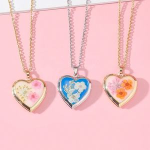 Article tendance : Collier pendentif cœur fait main en fleurs séchées « Ne t'oublie pas », plaqué or, en cuivre, avec photo personnalisée pour femme - Product Image 5