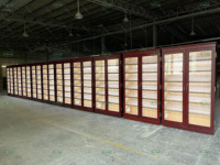 Vitrines polyvalentes en contreplaqué avec éclairage LED et design écologique, personnalisables pour l'affichage en magasin et la présentation de produits