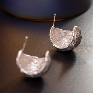 Boucles d'oreilles créoles en métal texturé brossé pour femmes, plaquées or, argent, style bohème minimaliste, style français, élégantes, grosses clous - Product Image 4