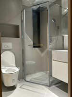 Porte de douche coulissante pour hôtel au design moderne personnalisable avec cadre en alliage d'aluminium et verre trempé