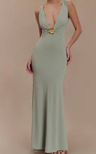 שמלת מקסי ירוקה מרווה ללא שרוולים עם מחשוף וי עמוק, שמלת ערב מעוטרת בזהב בהתאמה אישית לאורחות חתונה - Product Image 5