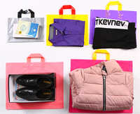Vente en gros de sacs de transport en plastique PE thermoscellés à long manche impression offset pour emballage de vêtement étanche avec logo