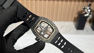 Montre pour homme de haute qualité dorée avec un design ajouré, boîtier en fibre de carbone, bracelet en silicone, résistante à l'eau, mouvement mécanique automatique - Product Image 6