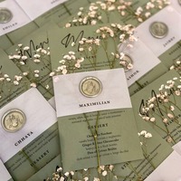 Carte de menu personnalisée vert sauge avec étiquette nominative en vélin et sceau de cire pour la décoration de table de mariage et de banquet