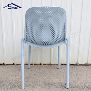 Chaise <span class=keywords><strong>de</strong></span> <span class=keywords><strong>salle</strong></span> à manger inclinable à dossier solide, design traditionnel empilable en plastique - Chaise stable pour hôtel commercial, intérieur/extérieur - Product Image 4