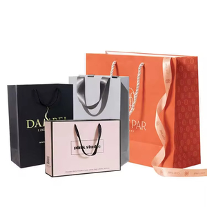 Sacchetti Shopper Personalizzati di Lusso in Carta Cartone Nera con Manici e Stampa Logo per <span class=keywords><strong>Boutique</strong></span> - Product Image 2