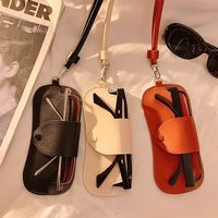 Pochette de rangement créative et minimaliste en cuir pour lunettes, design à suspendre au cou, fermeture à pression, style rabattable pour lunettes de soleil de voyage - Décoration