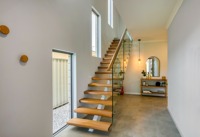 Escalier de grenier moderne en acier et bois, en forme de L, avec monopoutre, marches en hêtre de 40 mm d'épaisseur et garde-corps en verre, fabriqué en Chine