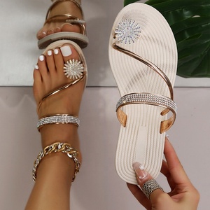 2024 nuevas zapatillas de mujer con diamantes de imitación plateados, chanclas para mujer, zapatillas deslizantes de playa de verano para mujer, sandalias para mujer - Product Image 1