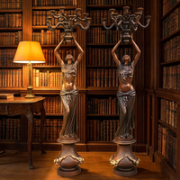 Lampes en bronze patiné antique en forme de statue de jeune fille avec globes lumineux et thème Amour Féerique, décoration artistique d'intérieur de luxe