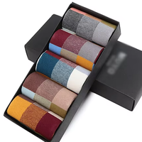 Chaussettes pour hommes en coton de qualité bon marché à motifs à carreaux colorés en gros Mode