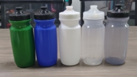 Bouteille d'eau pour vélo 16oz 555ml avec logo personnalisé, en PP souple, écologique, pour voyage et sport, avec couvercle PUSH-PULL, bleu foncé, bec rouge